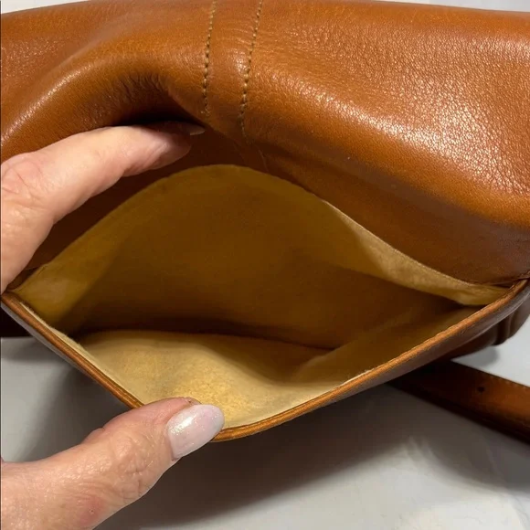 Gucci Tan Leather Shoulder Bag - Picture 12 of 12